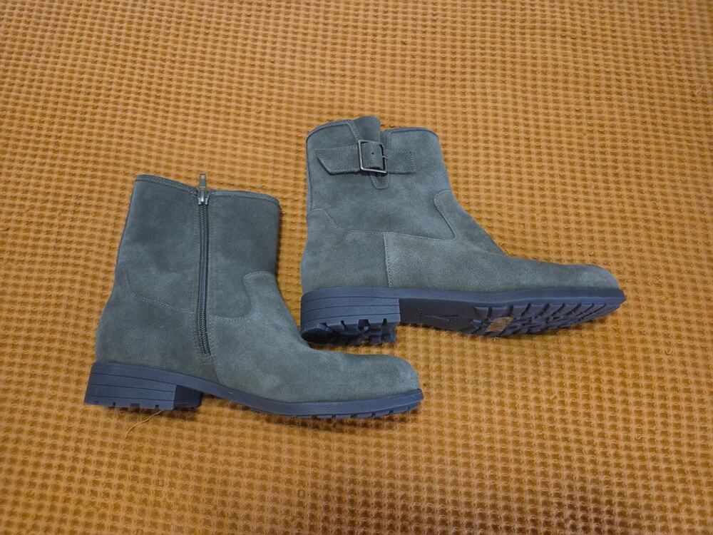 Vionic Jill 9 Wide Olive Green Green Suede Buckle Detail Zip Booties NWOT 9W
